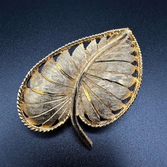 Vintage signed B.S.K leaf gold tone pin brooch - Picture 2 of 6